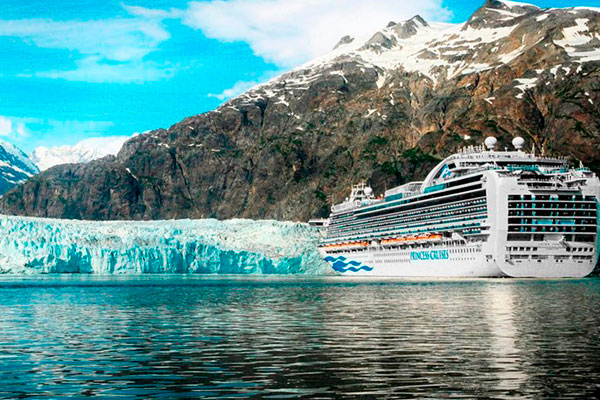 Vista panorámica de los Andes desde el Sapphire Princess en la Patagonia