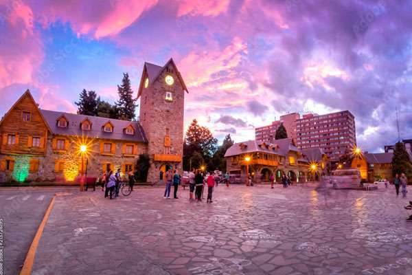 Disfrutando de la vista del Lago Nahuel Huapi en Bariloche, Argentina