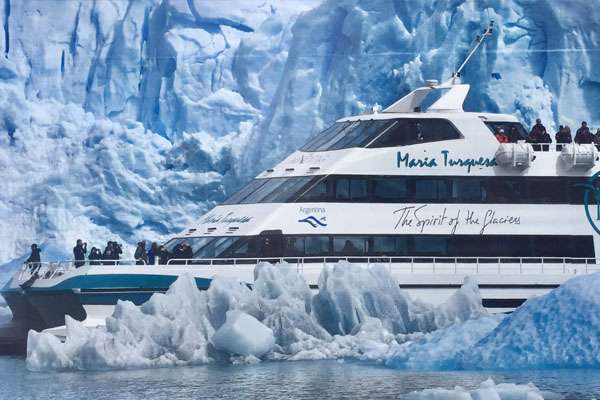 Disfrutando de las vistas del glaciar desde las pasarelas en El Calafate, Argentina