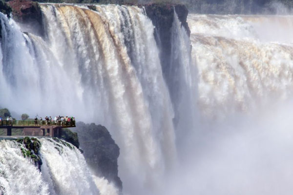 Disfrutando de las vistas desde el Circuito Superior en las Cataratas del Iguazú, Argentina
