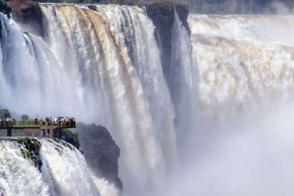 Disfrutando de las vistas desde el Circuito Superior en las Cataratas del Iguazú, Argentina