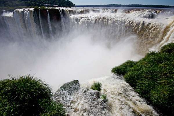 Paseo en bote bajo las Cataratas del Iguazú, Argentina