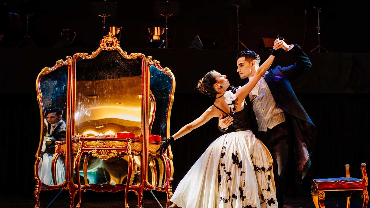 2 Join our Dinner and Tango Tour at Tango Porteño and dive into the golden age of tango in Buenos Aires