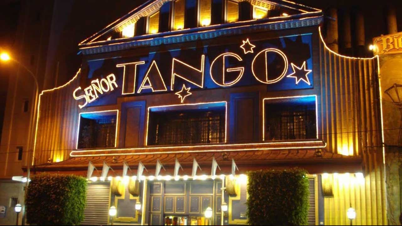 2 Dinner and tango show with Señor Tango, a dinner show that blends art and flavor in the heart of Buenos Aires.