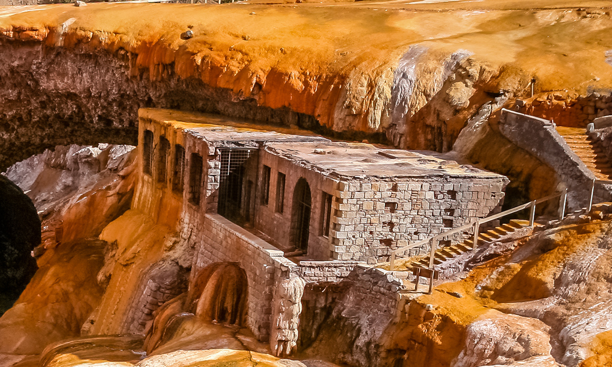 3 Embark on a luxurious journey to Mendoza with our exclusive wine tour.