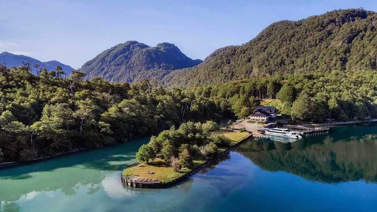 1 Descubre Bariloche en 5 días: Aventuras en Cerro Tronador, navegación a Puerto Blest, y ruta de los Siete Lagos. Incluye vuelos, alojamiento, y tours guiados.