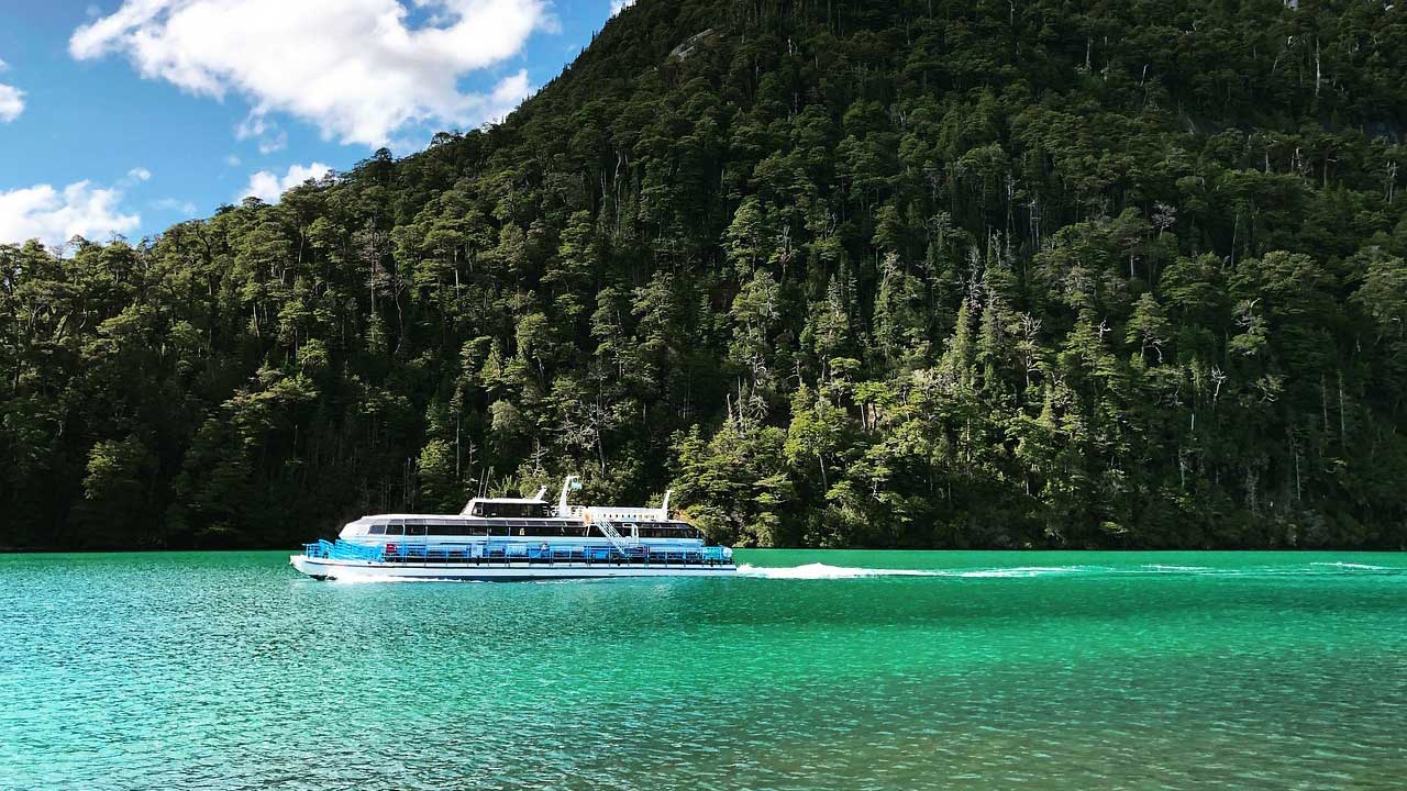 6 Descubre Bariloche en 5 días: Aventuras en Cerro Tronador, navegación a Puerto Blest, y ruta de los Siete Lagos. Incluye vuelos, alojamiento, y tours guiados.