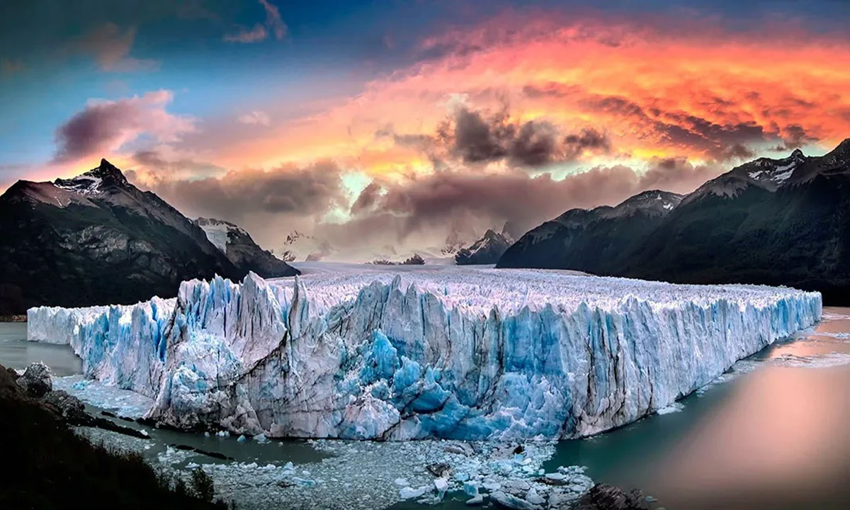 1 Embark on a thrilling Patagonian journey with our trekking tour. Explore the beauty of Fitz Roy, Laguna de los Tres, and the Perito Moreno Glacier