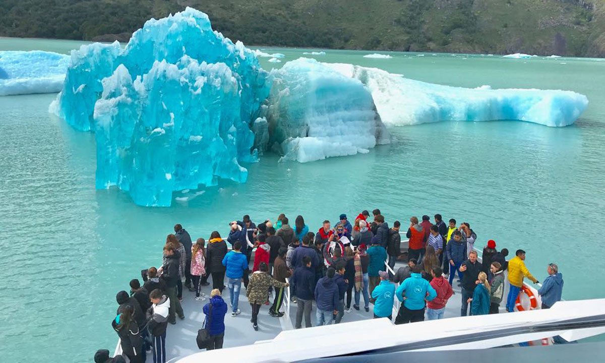3 Embark on a thrilling Patagonian journey with our trekking tour. Explore the beauty of Fitz Roy, Laguna de los Tres, and the Perito Moreno Glacier