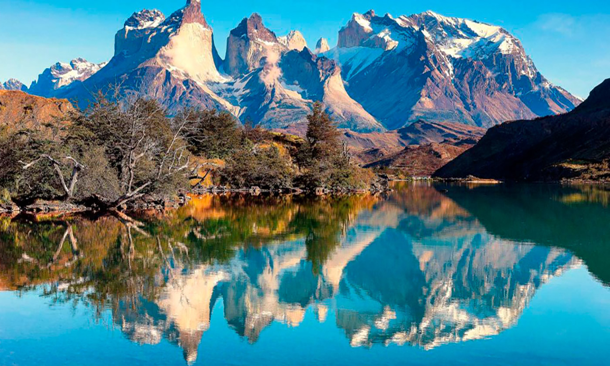 5 Embark on a thrilling Patagonian journey with our trekking tour. Explore the beauty of Fitz Roy, Laguna de los Tres, and the Perito Moreno Glacier