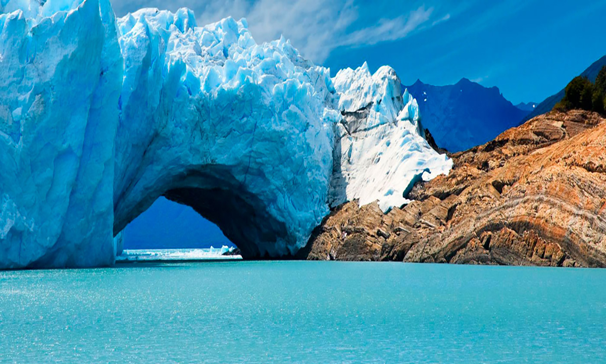 7 Embark on a thrilling Patagonian journey with our trekking tour. Explore the beauty of Fitz Roy, Laguna de los Tres, and the Perito Moreno Glacier
