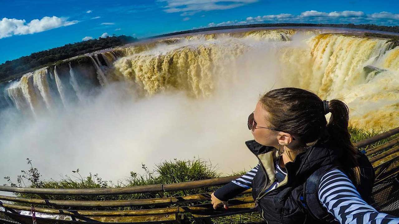 1 Sumérgete en Iguazú Deluxe: un viaje exclusivo que combina emocionantes aventuras, cultura auténtica y paisajes impresionantes.