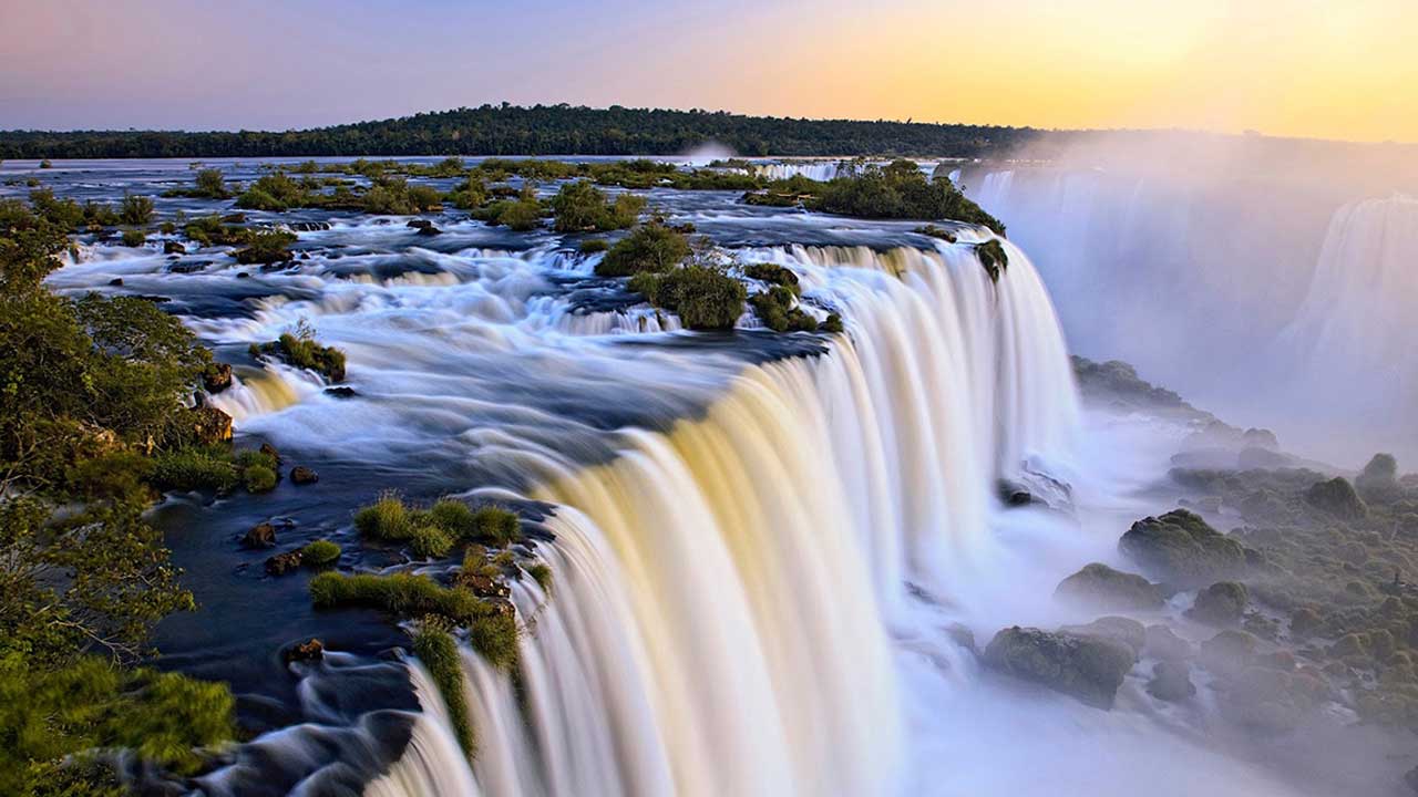 2 Sumérgete en Iguazú Deluxe: un viaje exclusivo que combina emocionantes aventuras, cultura auténtica y paisajes impresionantes.