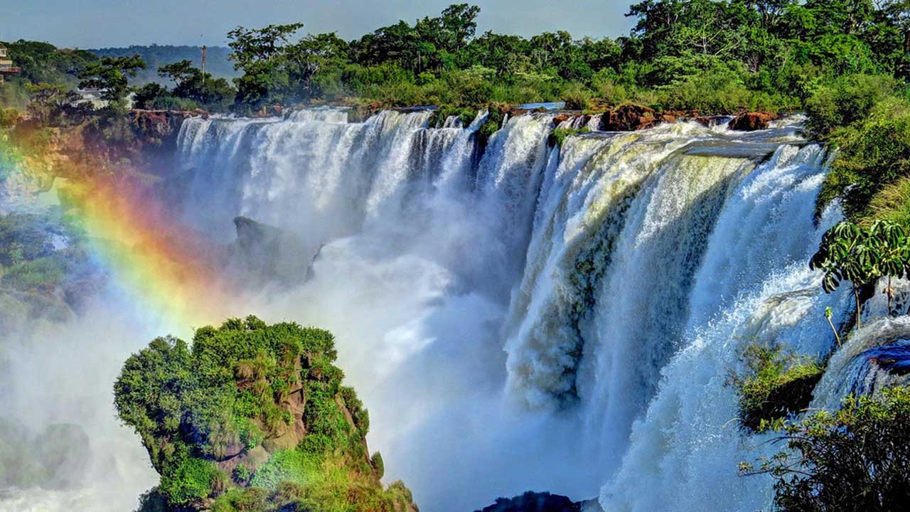 4 Sumérgete en Iguazú Deluxe: un viaje exclusivo que combina emocionantes aventuras, cultura auténtica y paisajes impresionantes.