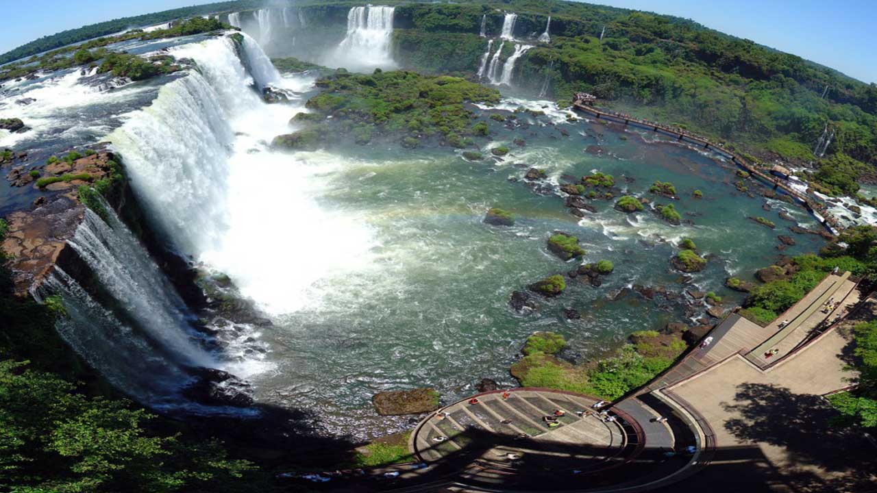 5 Sumérgete en Iguazú Deluxe: un viaje exclusivo que combina emocionantes aventuras, cultura auténtica y paisajes impresionantes.