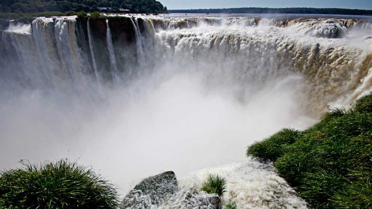 6 Sumérgete en Iguazú Deluxe: un viaje exclusivo que combina emocionantes aventuras, cultura auténtica y paisajes impresionantes.