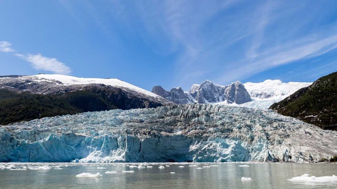2 Únase a nosotros para un viaje inolvidable con Celebrity Cruises explorando la majestuosa Patagonia. Descubra nuestros itinerarios para la temporada 2025/2026,